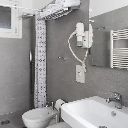לינה וארוחת בוקר Petrucci Garden 2*
